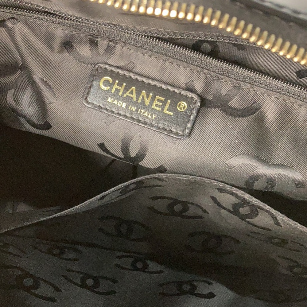 AUTHENTIC CHANEL WILD STITCH PATENT MEDIUM TOTE - Picture 4 of 10